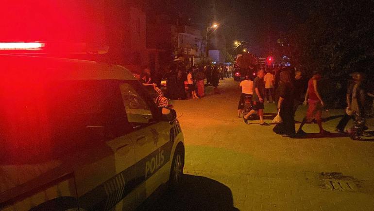 Babasının evini yaktı, alevler bir eve daha sıçradı; mahallelinin saldırdığı şüpheliyi polis kurtardı