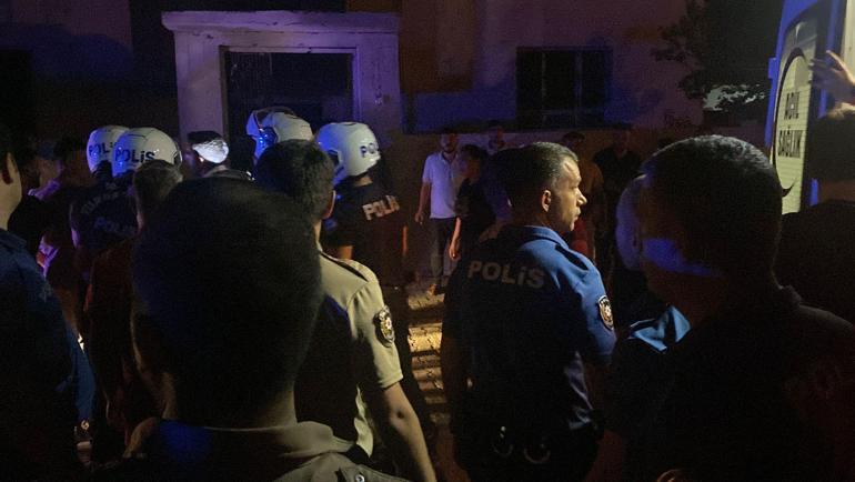 Babasının evini yaktı, alevler bir eve daha sıçradı; mahallelinin saldırdığı şüpheliyi polis kurtardı