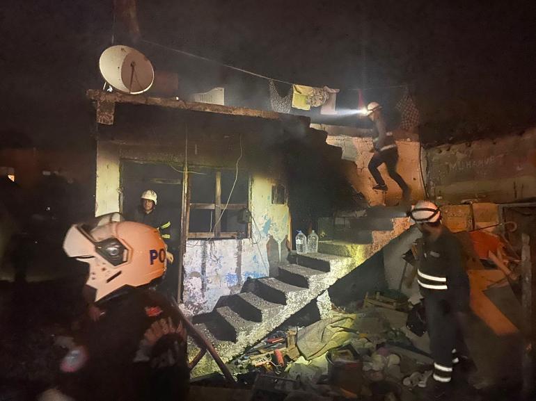 Babasının evini yaktı, alevler bir eve daha sıçradı; mahallelinin saldırdığı şüpheliyi polis kurtardı