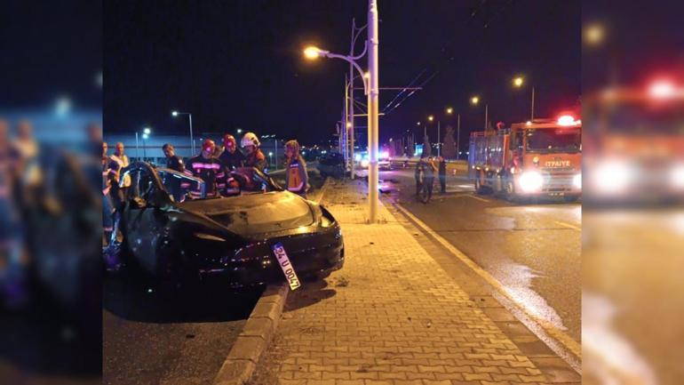 Malatyada direğe çarpan otomobil alev aldı: 2 ölü