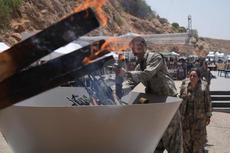 Terör örgütü PKK mensubu bir grup, silahlarını yakarak imha etti