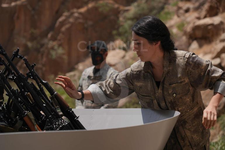 Terör örgütü PKK mensubu bir grup, silahlarını yakarak imha etti