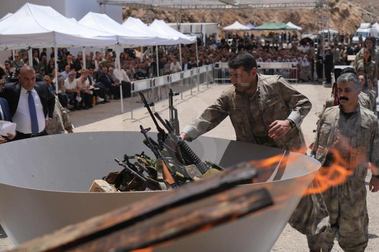 Terör örgütü PKK mensubu bir grup, silahlarını yakarak imha etti