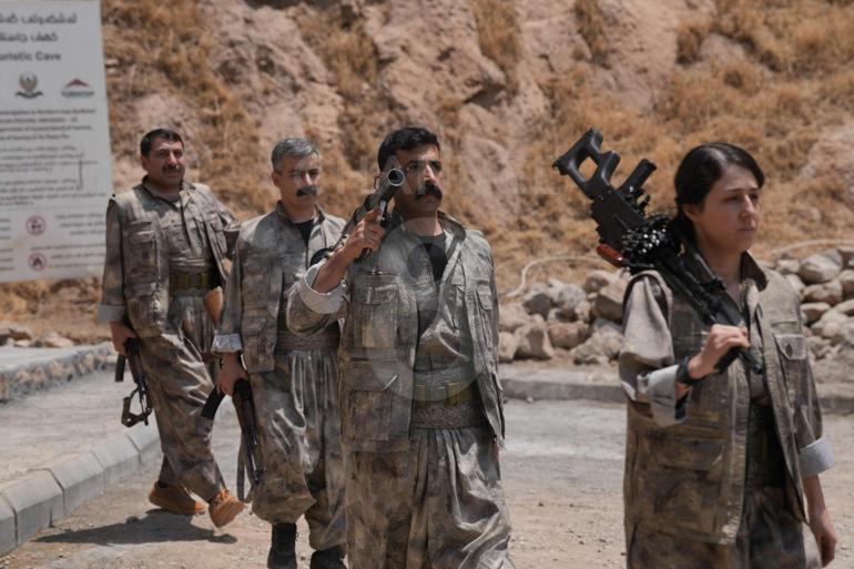 Terör örgütü PKK mensubu bir grup, silahlarını yakarak imha etti