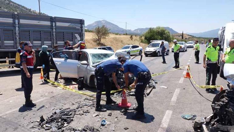 İki otomobil kafa kafaya çarpıştı: 1 ölü, 9 yaralı
