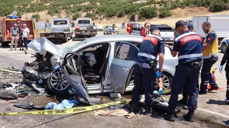 İki otomobil kafa kafaya çarpıştı: 1 ölü, 9 yaralı