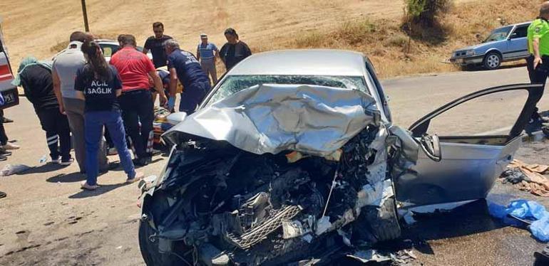 İki otomobil kafa kafaya çarpıştı: 1 ölü, 9 yaralı