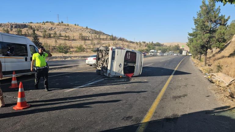 Şanlıurfa’da otomobil ile servis minibüsü çarpıştı: 13 yaralı