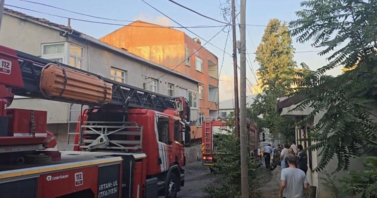 Ümraniyede 3 katlı binanın çatısı alev alev yandı