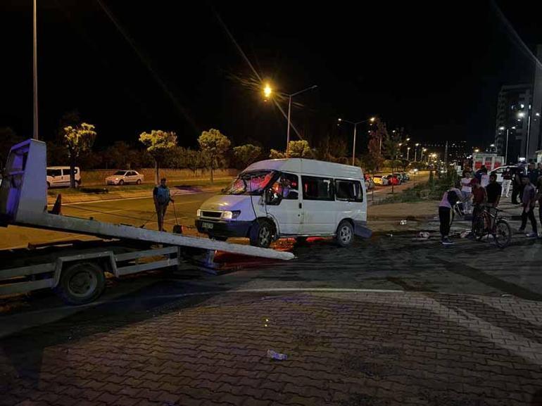 Kayseri’de otomobil ile minibüs çarpıştı: 9 yaralı