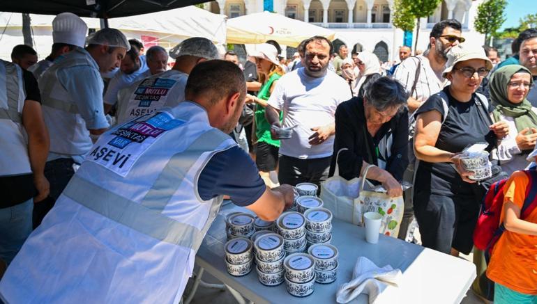 Beşiktaş Belediyesi’nden vatandaşlara aşure ikramı