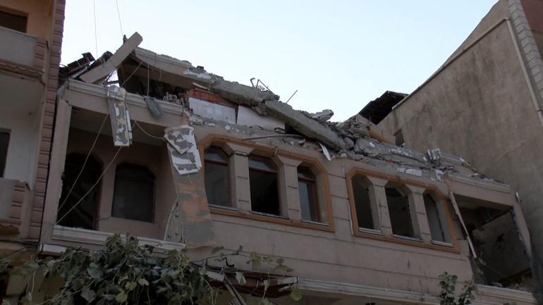 Zeytinburnunda kontrollü yıkım sırasında caddeden geçenler kıl payı kurtuldu