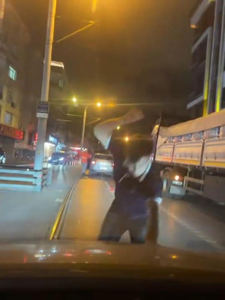 Güngören’de yol verme kavgasında otomobilin camını yumrukla kırdı