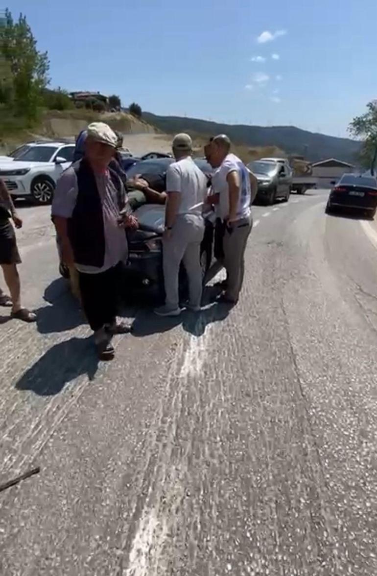 Otomobilin çarptığı motosikletin sürücüsü, düştüğü aracın üzerinde ambulans bekledi