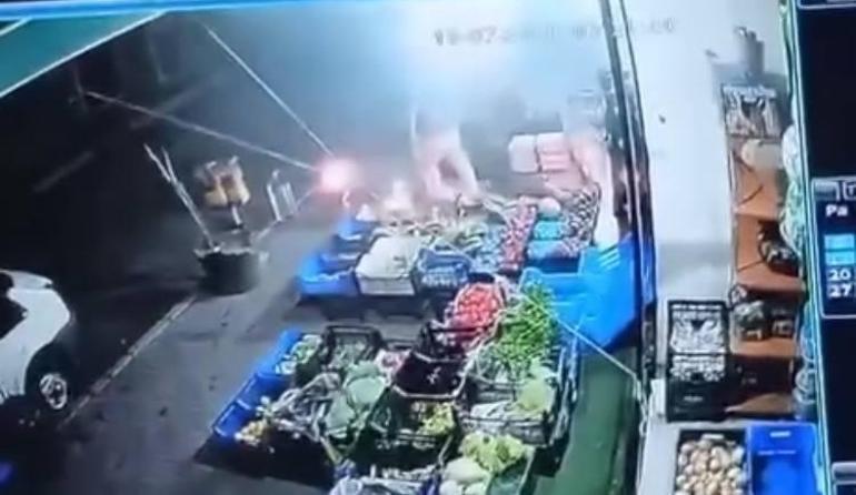Küçükçekmecede markete molotoflu saldırı kamerada