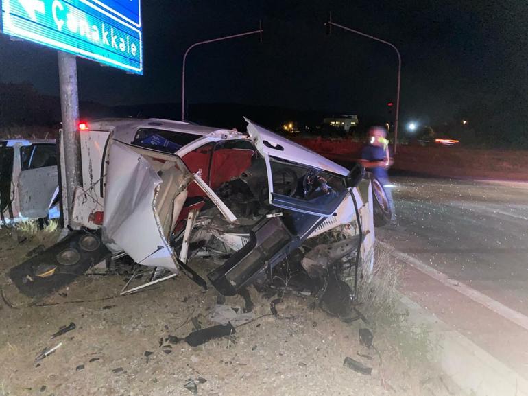 Çanakkalede kavşakta otomobiller çarpıştı: 1i ağır, 3 yaralı