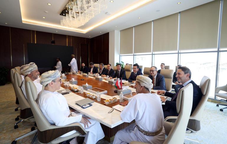 Bakan Bayraktar, Umman Yatırım Otoritesi Başkanı Al Murshidi ile bir araya geldi