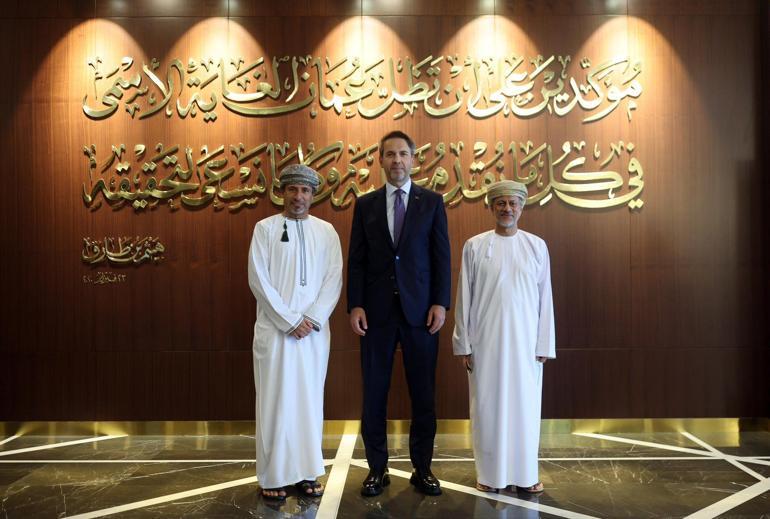 Bakan Bayraktar, Umman Yatırım Otoritesi Başkanı Al Murshidi ile bir araya geldi