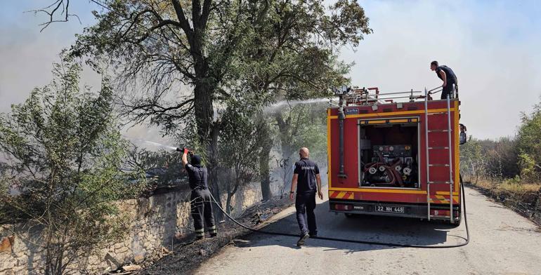 Edirnede anız yangını; kara yolu kapatıldı