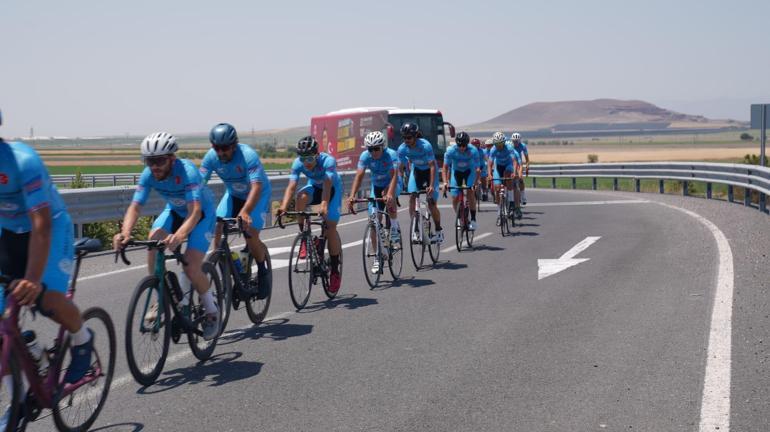 Şehit Ömer Halisdemir anısına 750 kilometre pedal çevirip şehit toprağını kabrine ulaştırdı