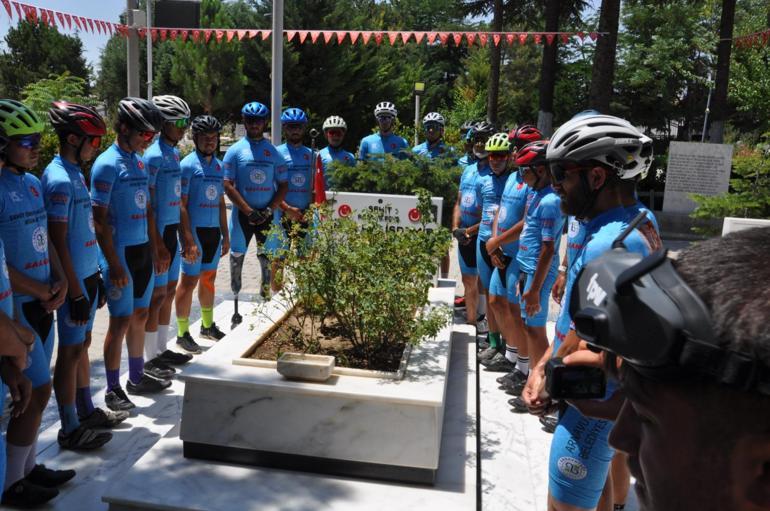 Şehit Ömer Halisdemir anısına 750 kilometre pedal çevirip şehit toprağını kabrine ulaştırdı
