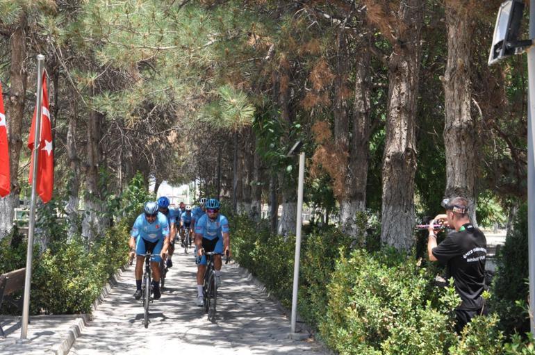 Şehit Ömer Halisdemir anısına 750 kilometre pedal çevirip şehit toprağını kabrine ulaştırdı
