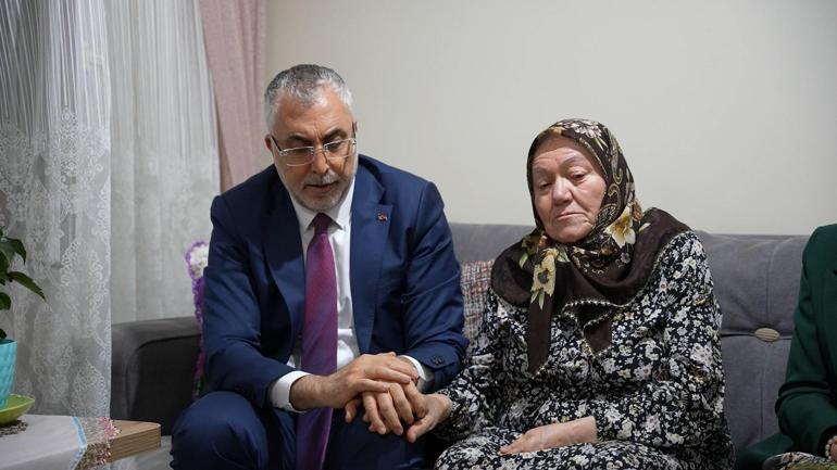 Bakan Işıkhandan 15 Temmuz şehidinin ailesine ziyaret
