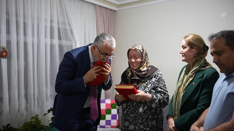 Bakan Işıkhandan 15 Temmuz şehidinin ailesine ziyaret