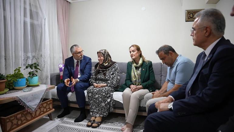 Bakan Işıkhandan 15 Temmuz şehidinin ailesine ziyaret