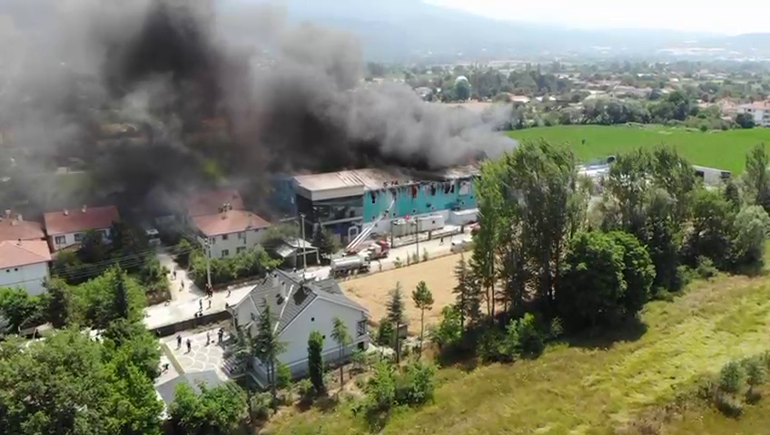 Boluda medikal malzeme üretilen fabrikada çıkan yangın kontrol altında