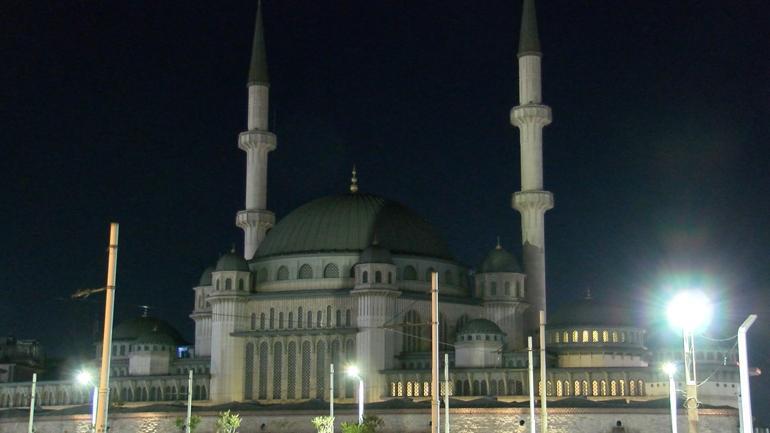 Türkiye’de tüm camilerde sela okundu