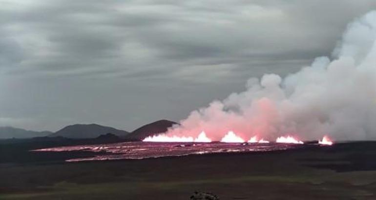 İzlandanın Reykjanes Yarımadasında yanardağ patlaması