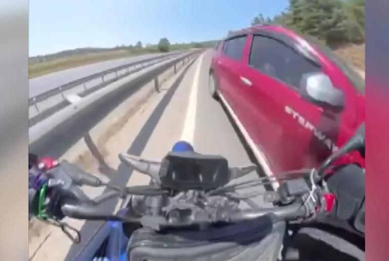 Ters yöne giren otomobille karşı karşıya gelen motosikletin sürücüsü son anda kurtuldu