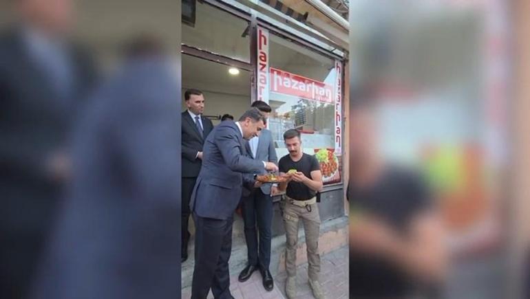 Vali ikram sırasında marulun içine çiğ köfte koymayı unuttu; görüntüler tebessüm ettirdi