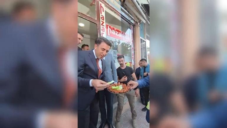Vali ikram sırasında marulun içine çiğ köfte koymayı unuttu; görüntüler tebessüm ettirdi