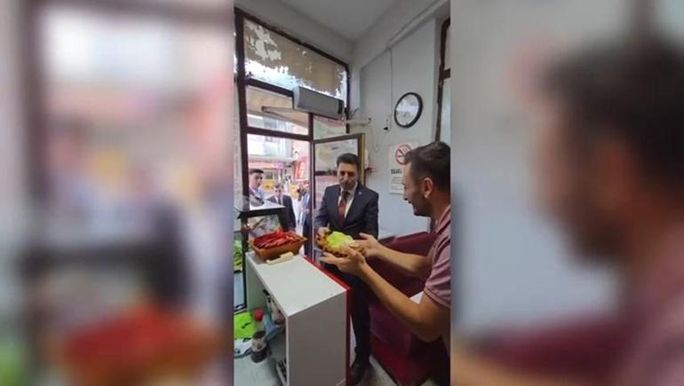 Vali ikram sırasında marulun içine çiğ köfte koymayı unuttu; görüntüler tebessüm ettirdi