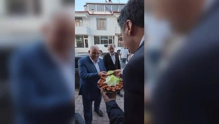 Vali ikram sırasında marulun içine çiğ köfte koymayı unuttu; görüntüler tebessüm ettirdi