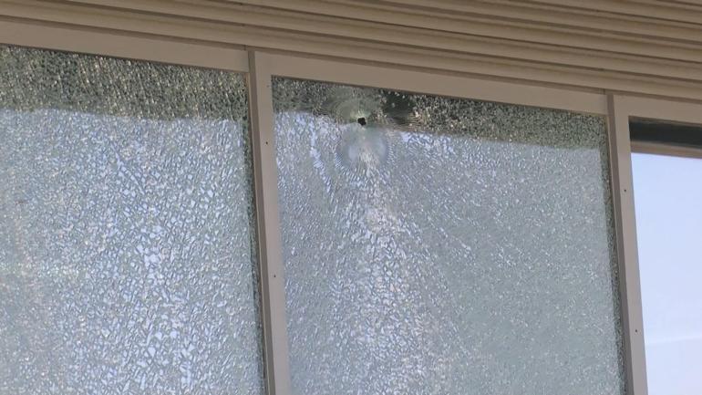 Küçükçekmecede oto galeriye kurşun yağmuru: 1 yaralı