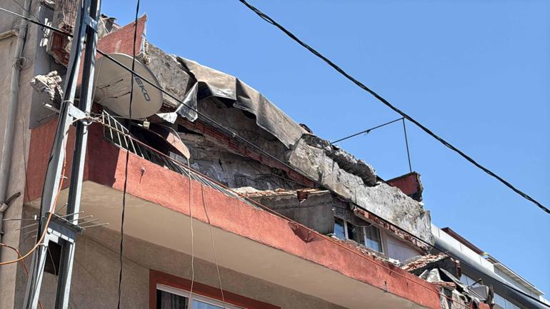Kağıthanede balkonun çöktüğü anlar kamerada: Bina tahliye edilip mühürlendi