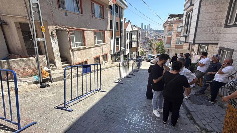 Kağıthanede balkonun çöktüğü anlar kamerada: Bina tahliye edilip mühürlendi