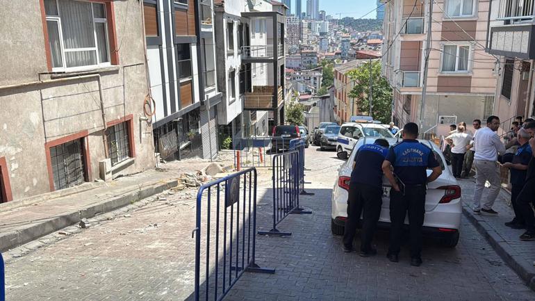 Kağıthanede balkonun çöktüğü anlar kamerada: Bina tahliye edilip mühürlendi
