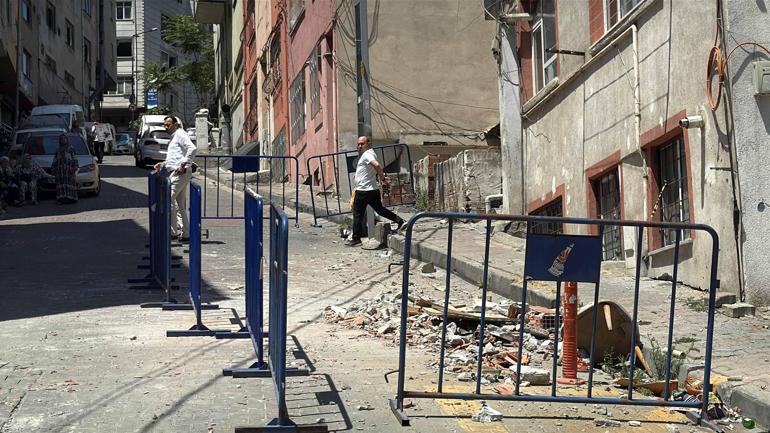 Kağıthanede balkonun çöktüğü anlar kamerada: Bina tahliye edilip mühürlendi