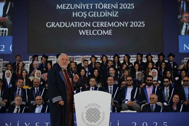 Medipol Üniversitesi mezuniyetinde İlber Ortaylı’dan ‘ağır mesuliyet’ vurgusu