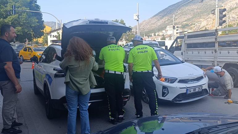 Amasyada, 3 kadının saniyelerle kurtulduğu kaza kamerada