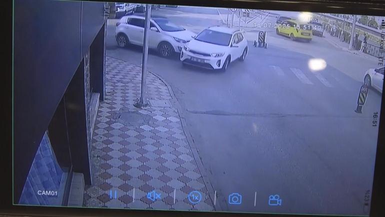 Amasyada, 3 kadının saniyelerle kurtulduğu kaza kamerada