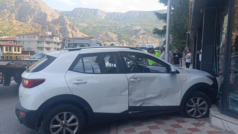 Amasyada, 3 kadının saniyelerle kurtulduğu kaza kamerada