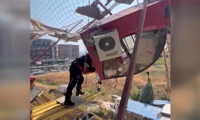 Devrilen kule vinçin kabininde mahsur kalan operatörün kurtarılma anı kamerada