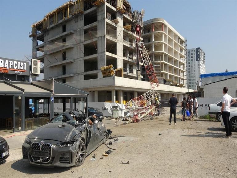 Devrilen kule vinçin kabininde mahsur kalan operatörün kurtarılma anı kamerada