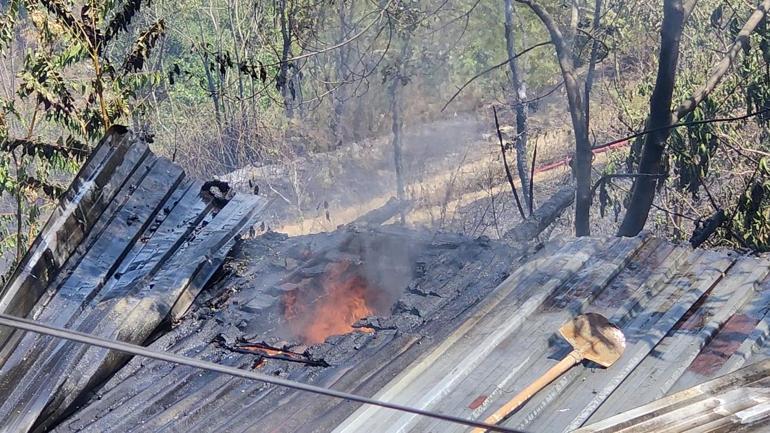Sultangazide otluk alandaki yangın evlere sıçradı: İki gecekondu kullanılamaz hale geldi