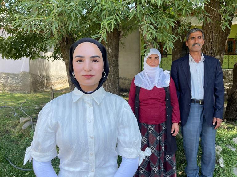 Sınav çıkışı babasının çiçekle karşıladığı Çimen: Gelen puanla babamın o anı şimdi gururla taçlandı